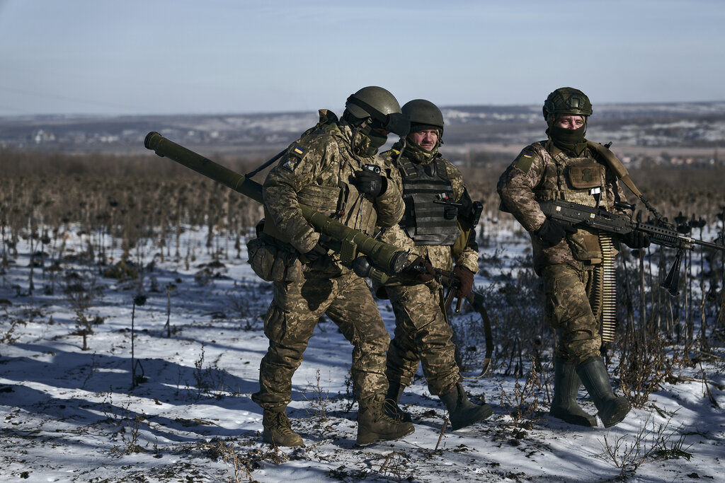 Украинските войници продължават с подготовката си за зимния сезон докато