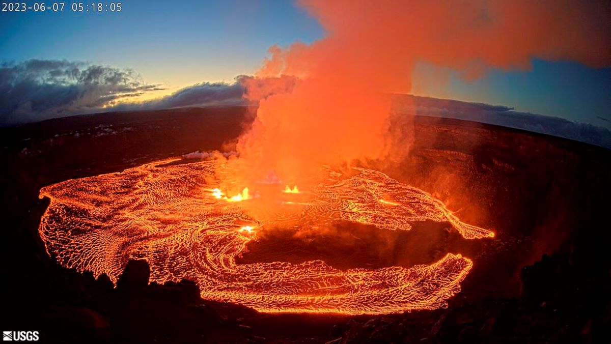 Вулкан в Исландия избълва потоци от лава на височина 50