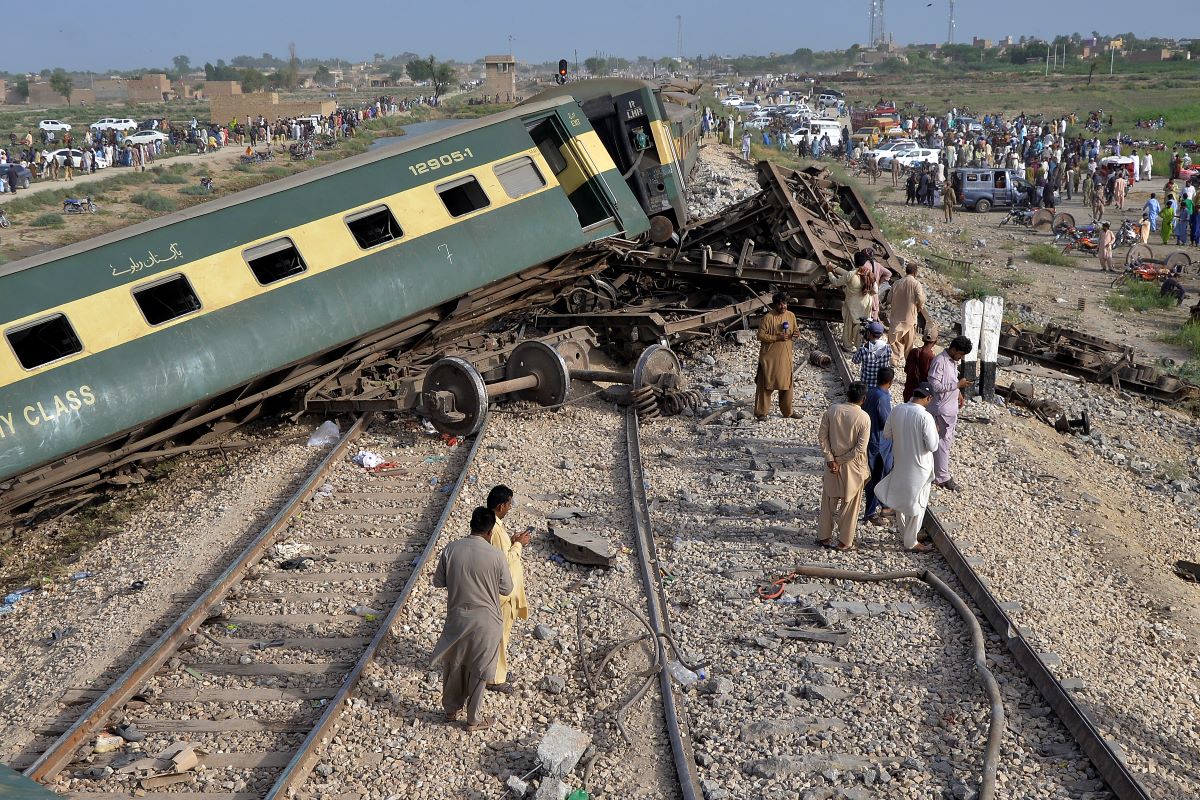 Влак дерайлира в Пакистан Най малко 30 са загинали а поне