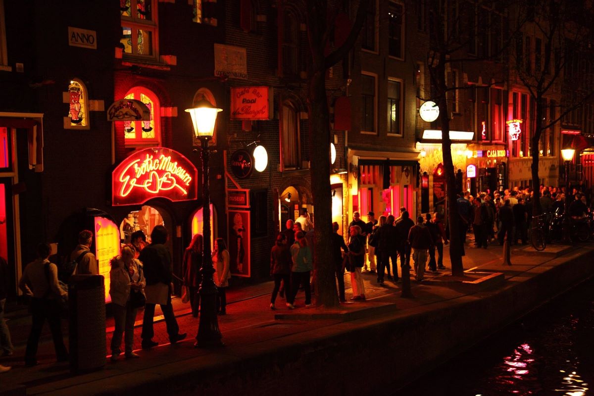 Властите в Амстердам планират да преместят прословутите Червени фенери“ от