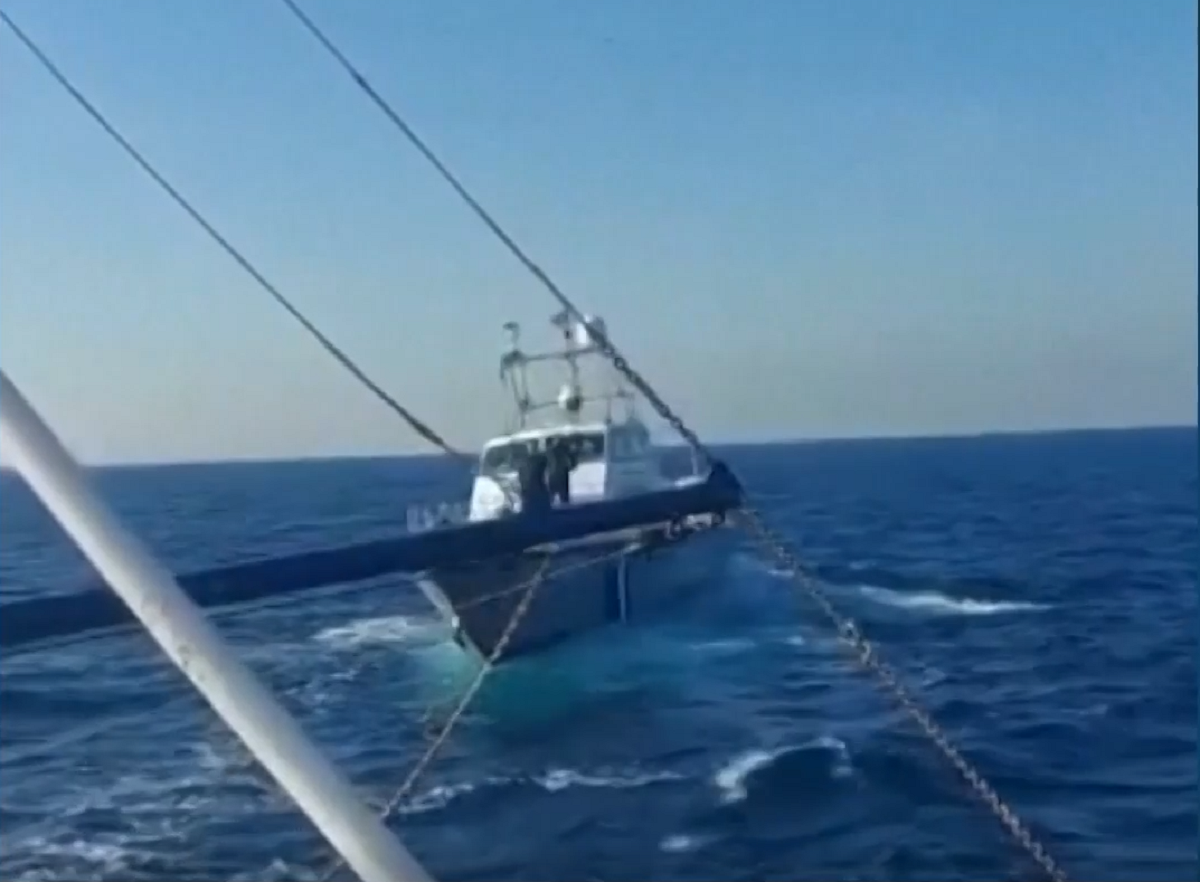 Инцидент с рибарски кораб е станал днес във водите край