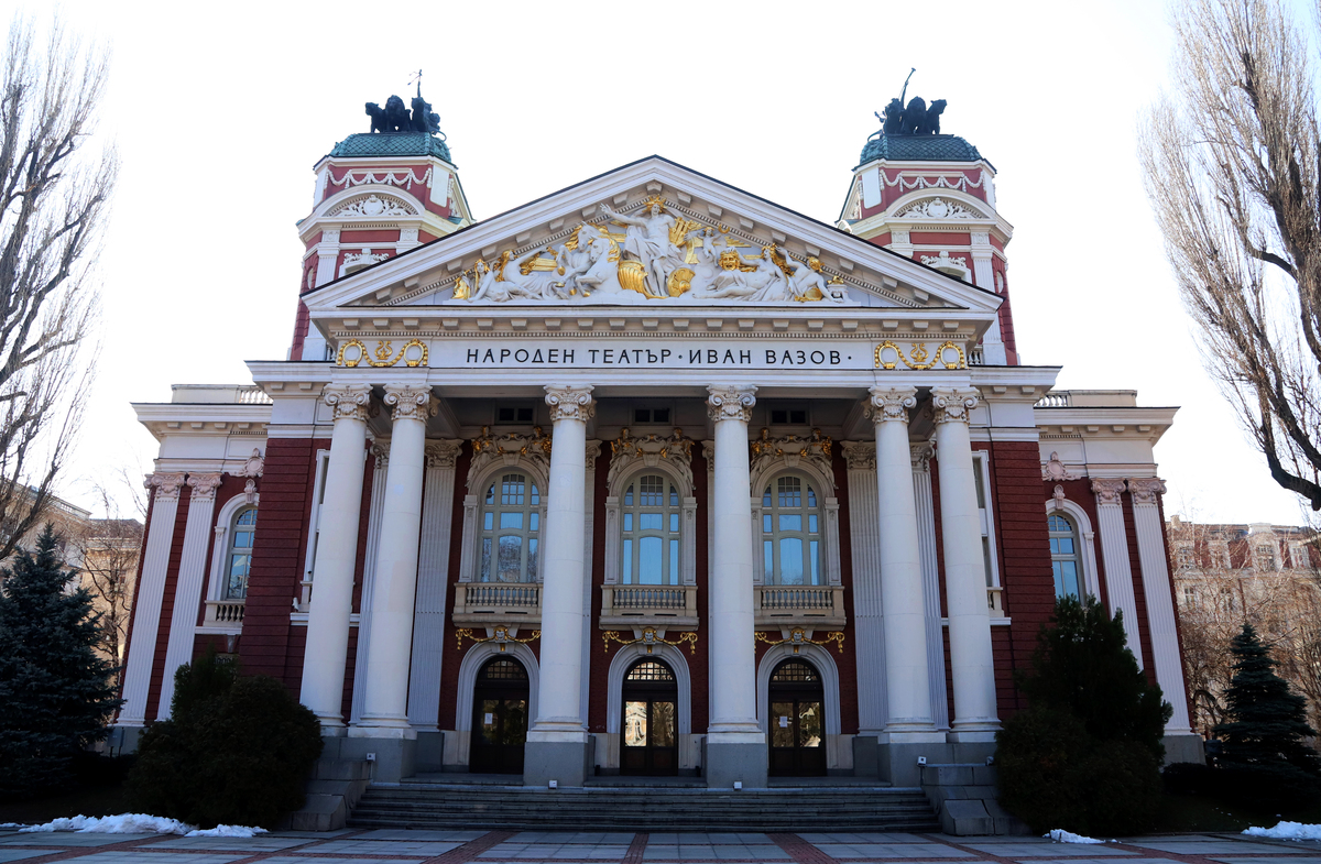 Народният театър Иван Вазов“ ще изпрати старата година с представления