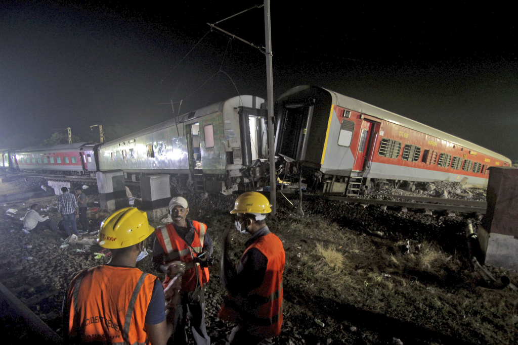 Тежка железопътна катастрофа в Източна Индия  Два пътнически влака дерайлираха а