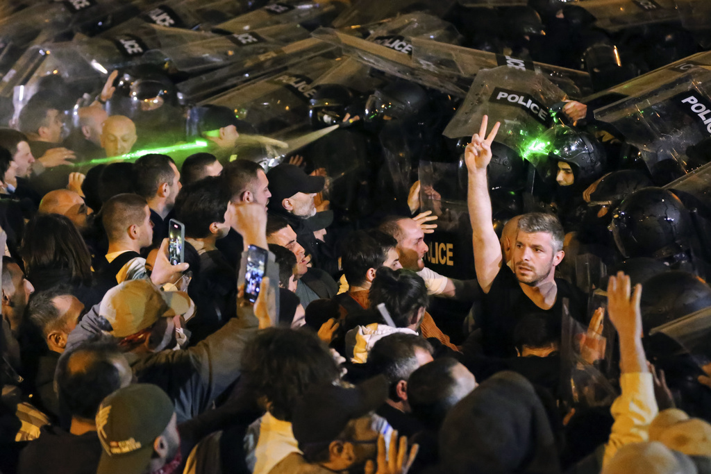 Грузинската полиция атакува и разпръсна демонстранти, събрали се снощи около