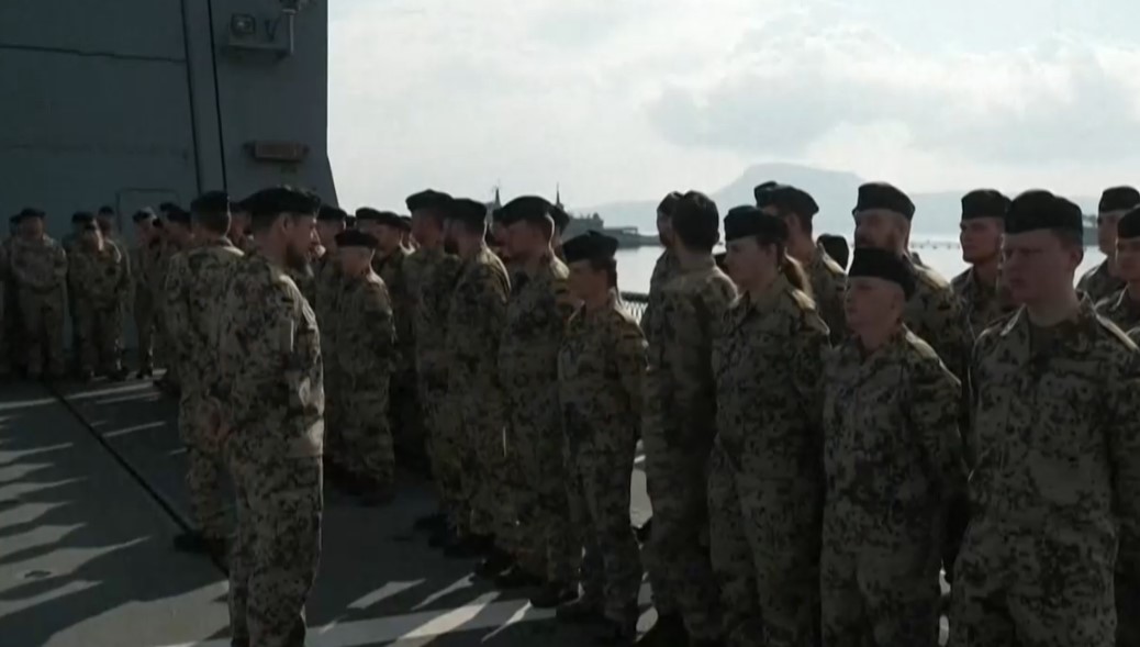 Германският министър на отбраната Борис Писториус посети фрегатата Хесен която