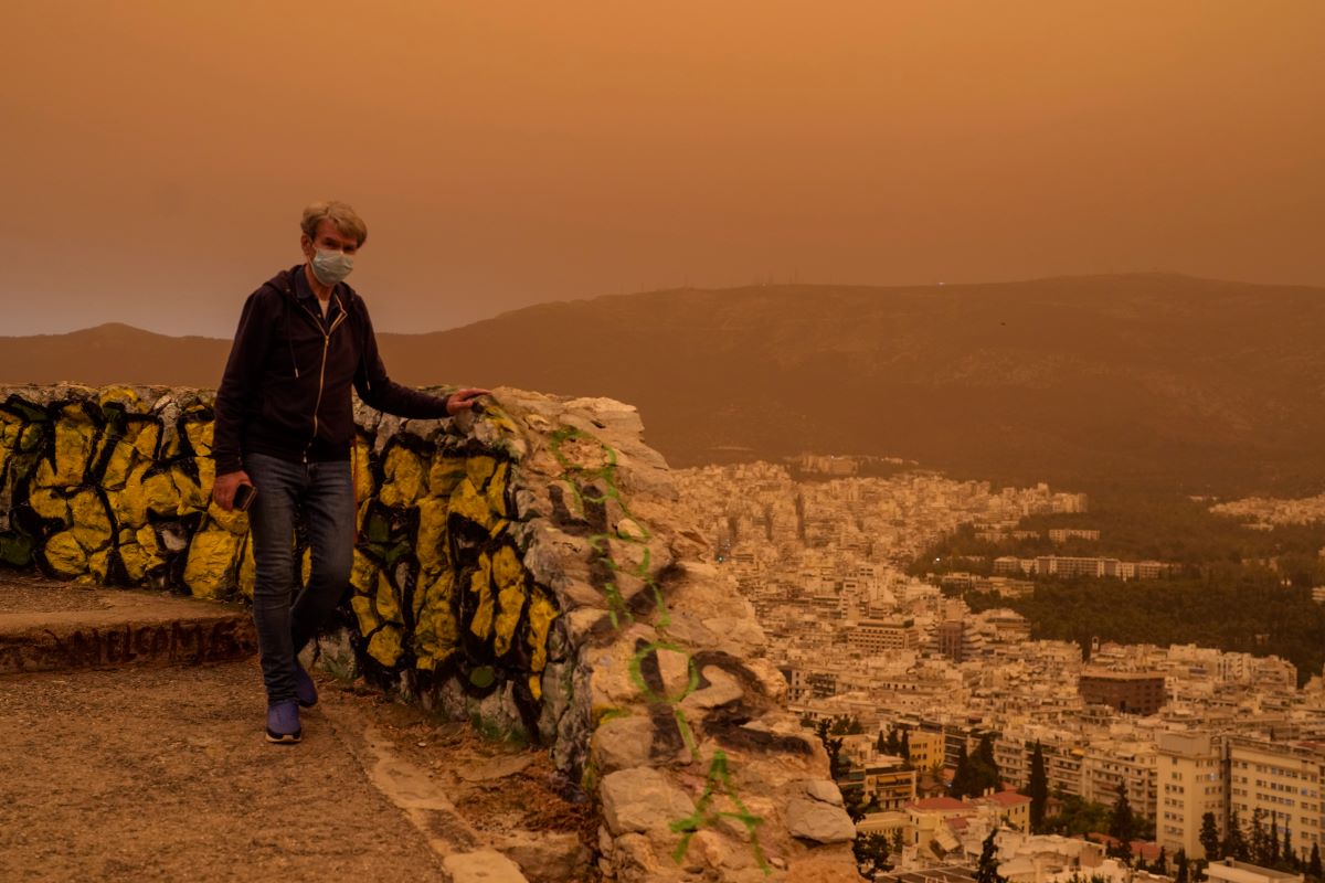 Снимка: Заради прах от Сахара небето над Атина се превърна в „марсианско“