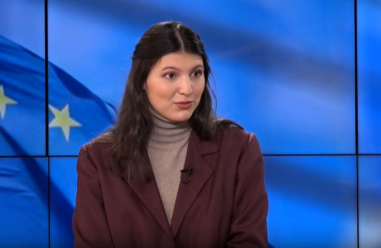През април премиер на България става студентката второкурсничка от Софийския