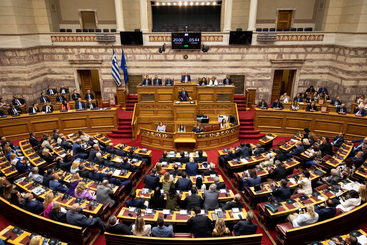 Гръцкият парламент гласува снощи закон, според който гражданите ще могат