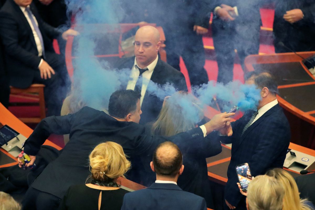 Напрежение в парламента на Албания, след като опозицията опита да