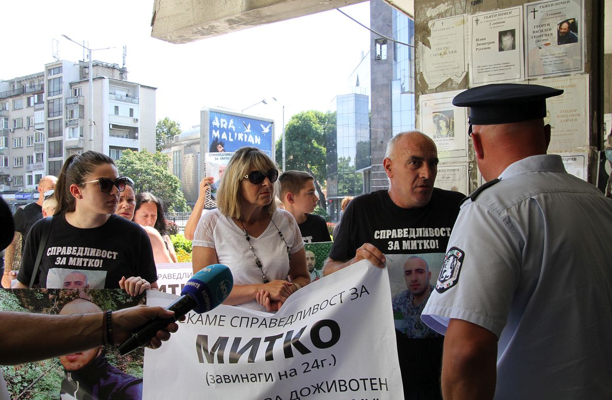 Жителите на Цалапица и близките на убития Димитър Малинов излизат