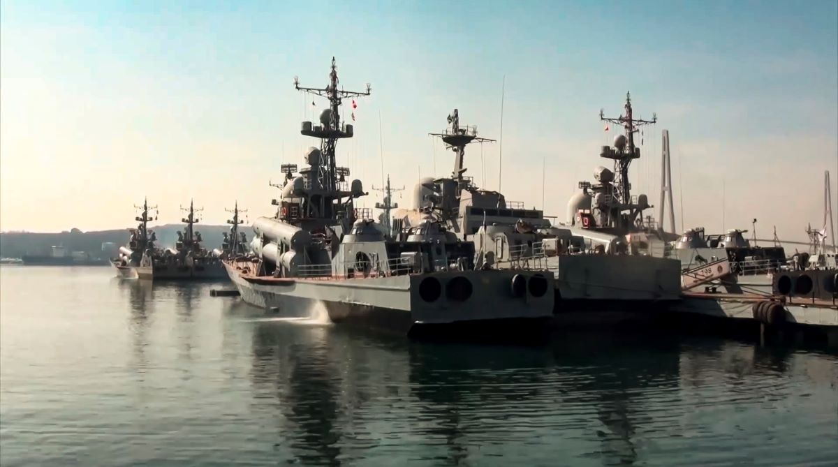Руските и китайските военноморски сили започнаха съвместни морски патрули в