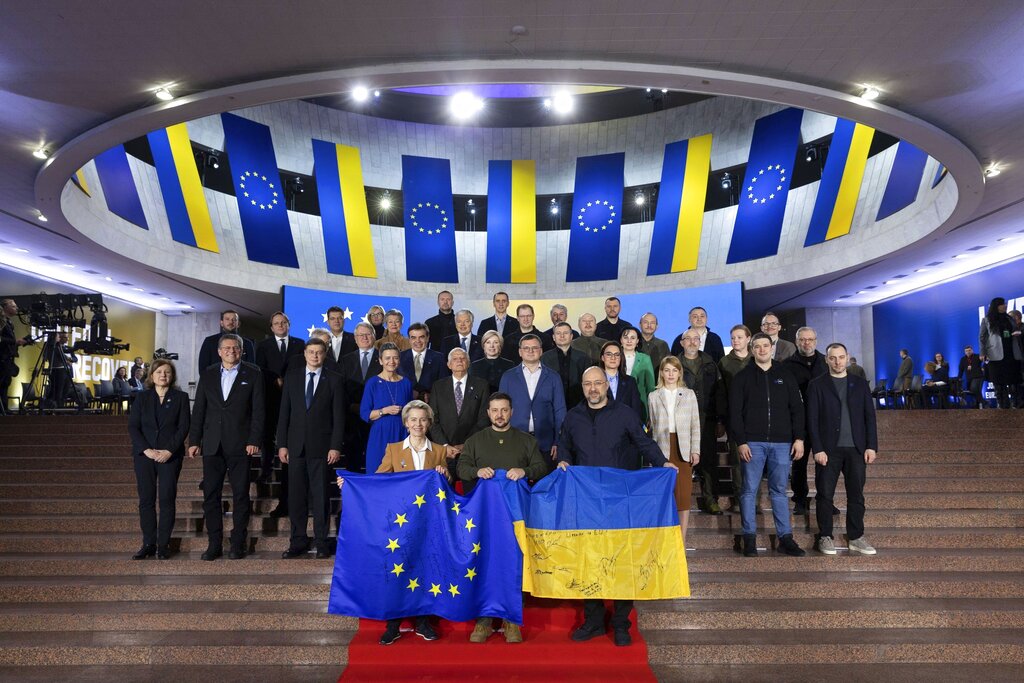 Украинският президент Володимир Зеленски заяви че страната му заслужава да