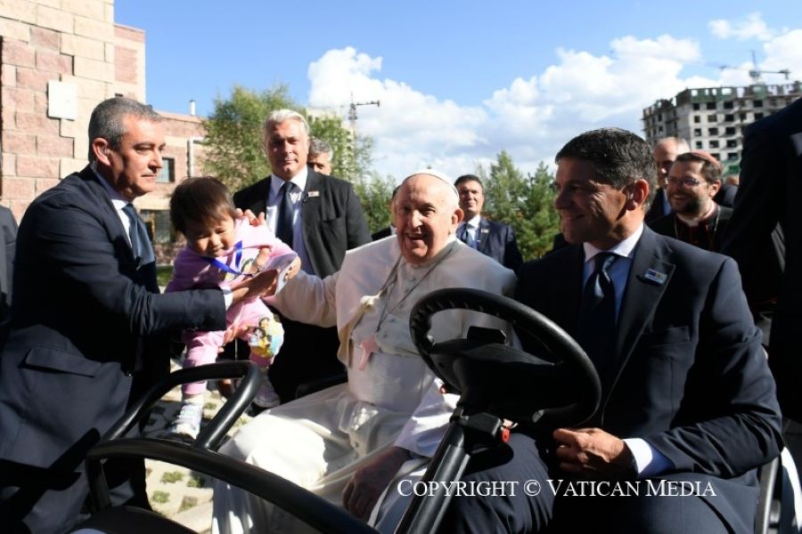 Папа Франциск беше посрещнат в столицата на Монголия с военен