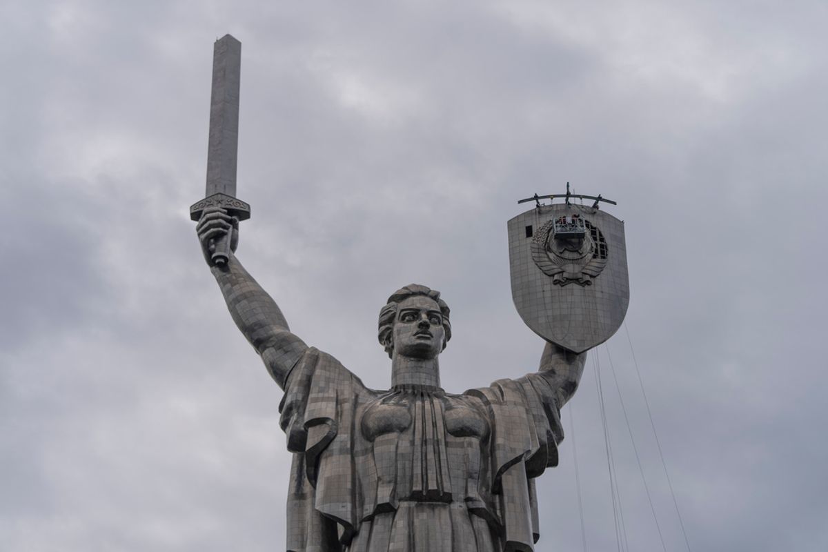 В Украйна започна работа по премахването на емблемата от съветската