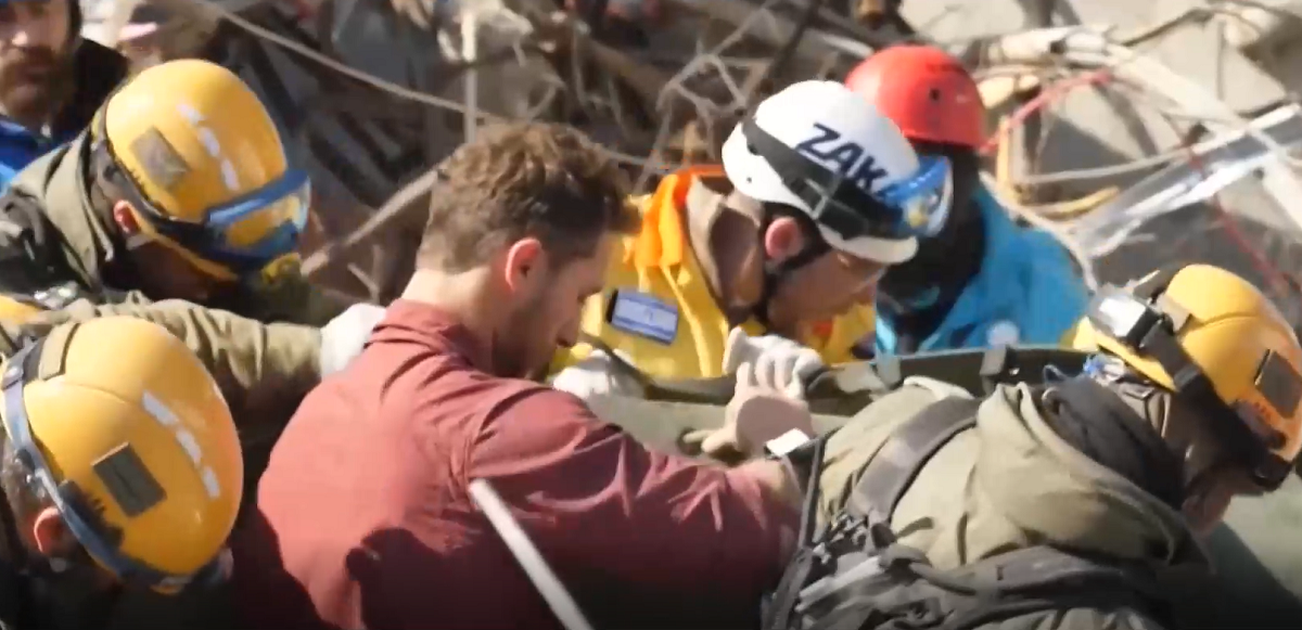 Израелски спасители успяха да открият две жени живи изпод развалините