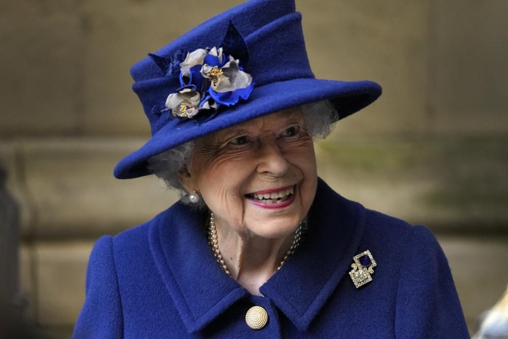 Хиляди продължават да отдават последна почит на кралица Елизабет II