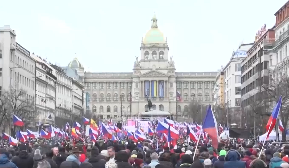 Хиляди излязоха на антиправителствен протест в чешката столица Прага Хората казват
