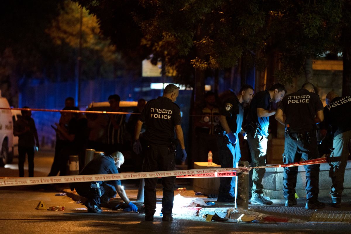 42 а души бяха задържани за разпит след стрелбата край синагога