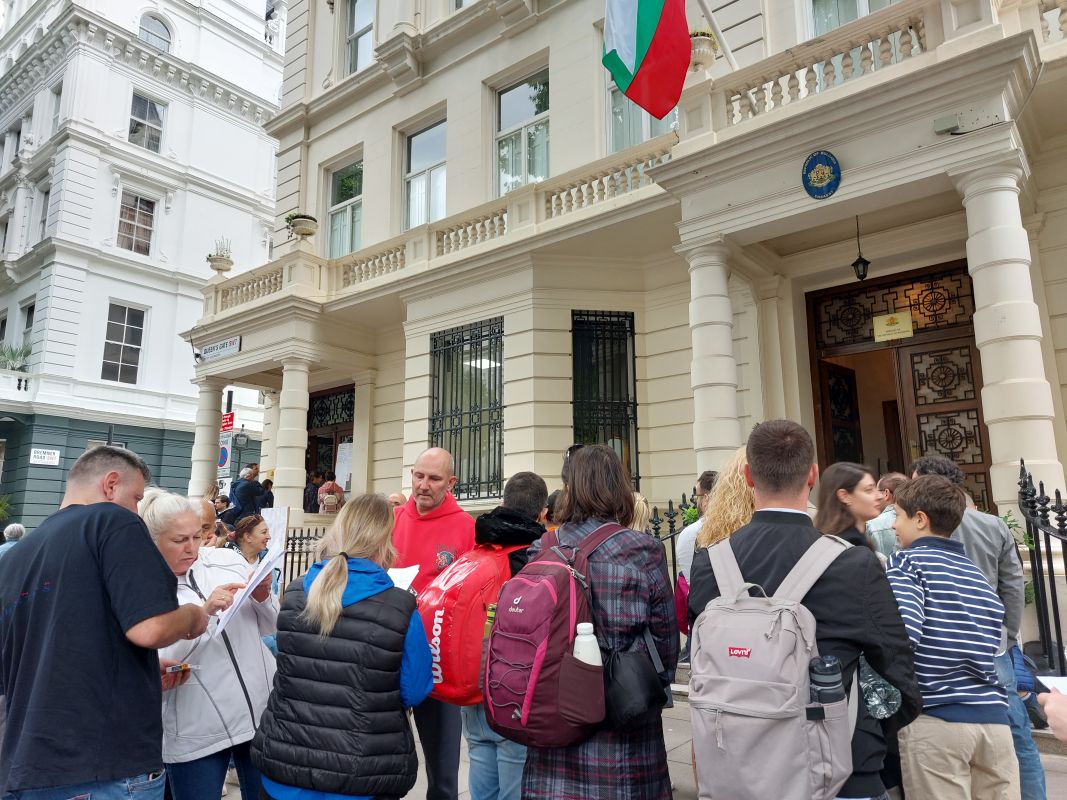 Опашките пред четирите секции на територията на Посолството на България