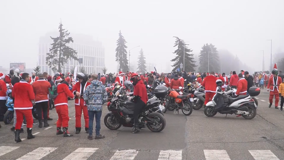 Стотици мотористи облечени като Дядо Коледа тръгват на предпразнична обиколка