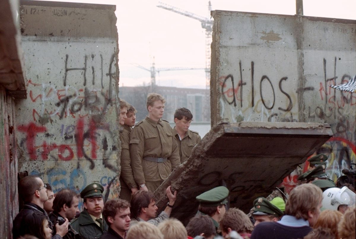 Берлинската стена падна в нощта на 9 срещу 10 ноември