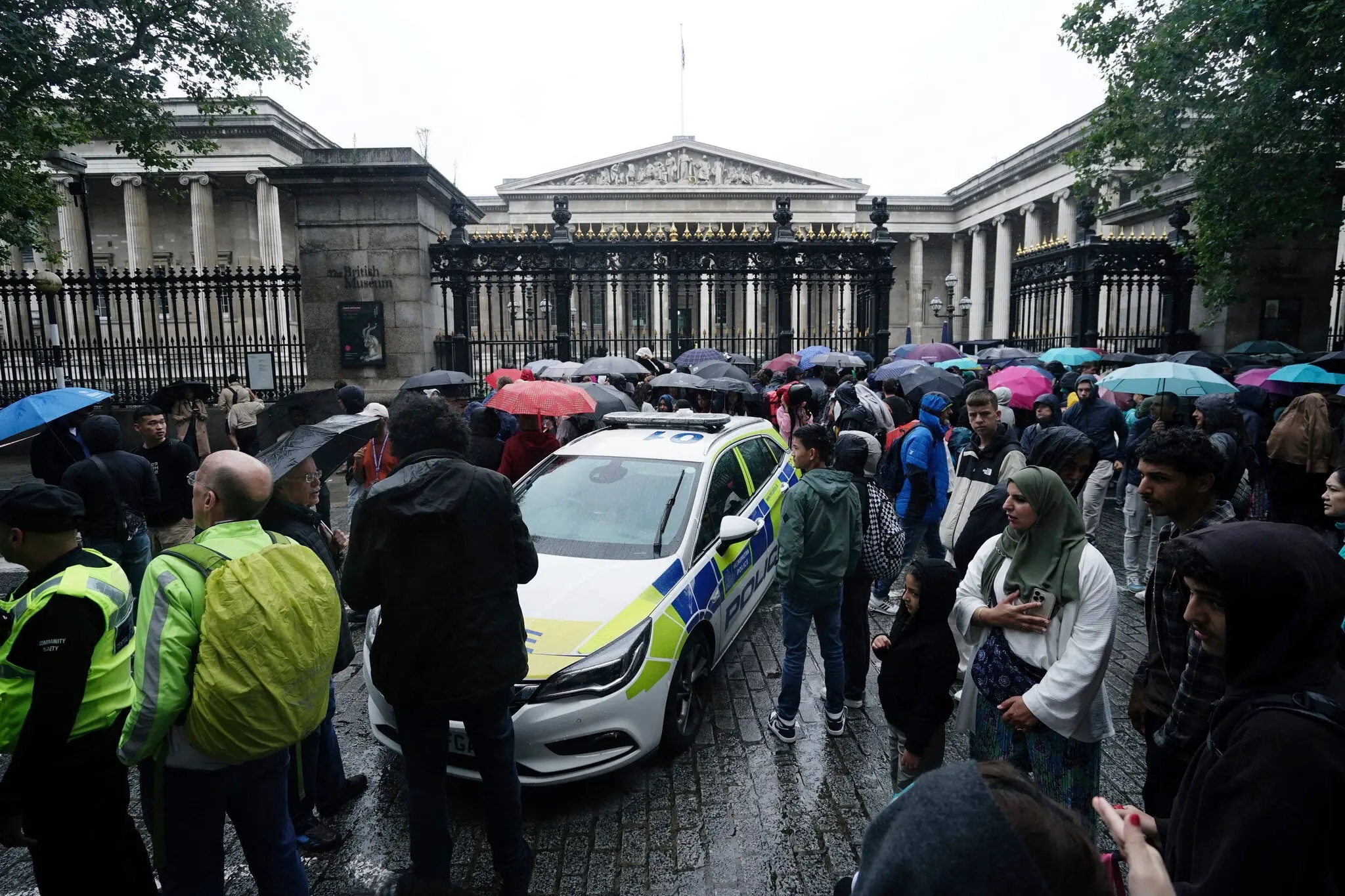 Лондонската полиция арестува мъж след като друг е бил намушкан