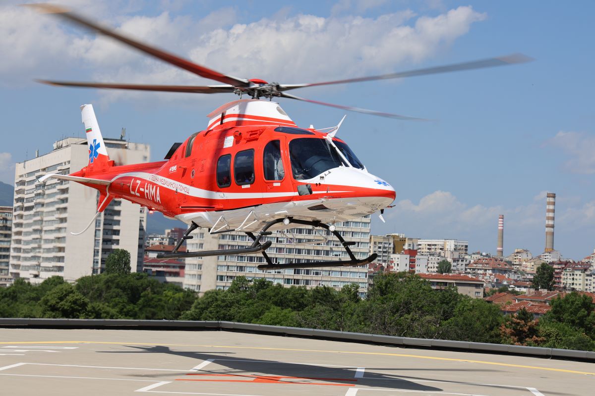 Медицинският хеликоптер транспортира жената пострадала при паркиране на кола в Сандански Линейката