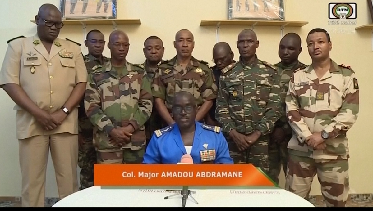Африкански лидери настояха армията в Нигер да освободи демократично избрания