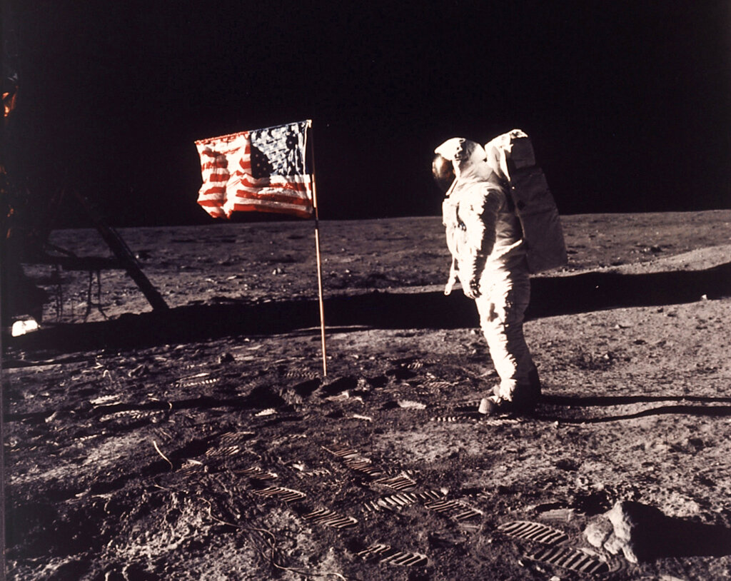 Американският космически апарат Ийгъл каца на повърхността на Луната в