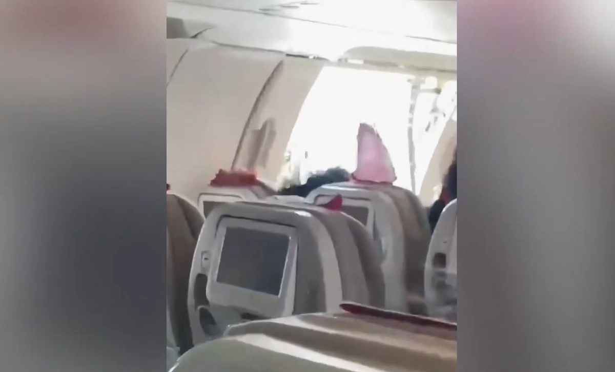Пътник отвори вратата на самолет по време на полет, минути