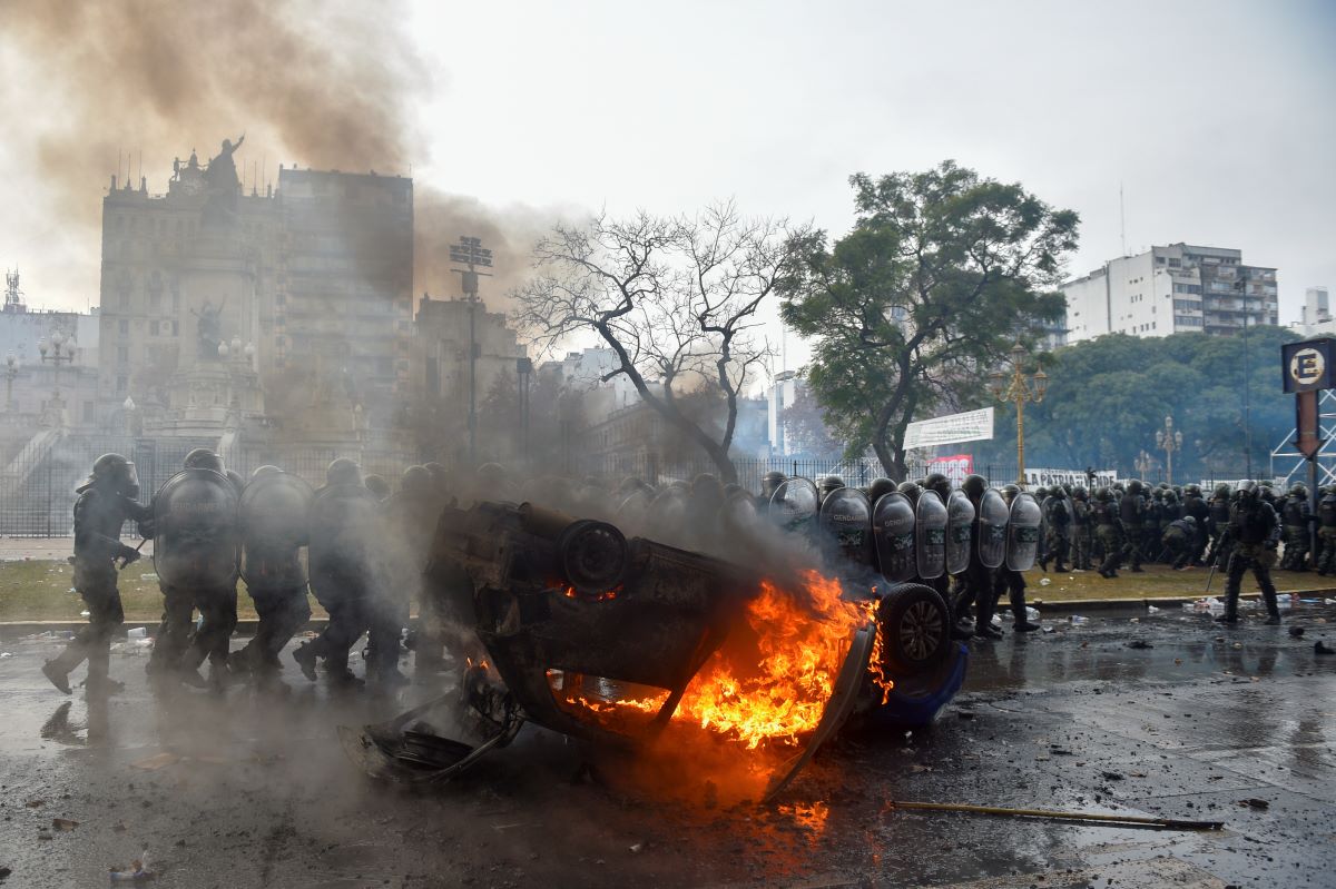 Полицаи влязоха в сблъсъци с протестиращи в Буенос Айрес срещу реформите
