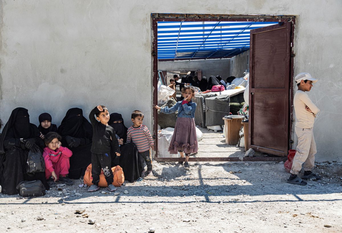 Десетки сирийски жени и деца, свързани с групировката Ислямска държава,