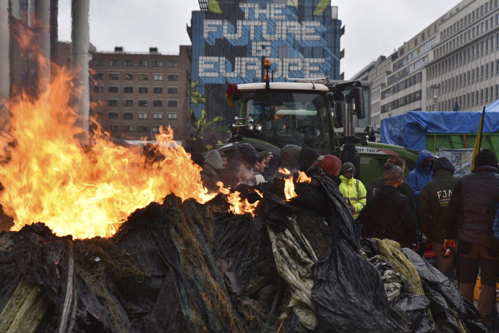 Гневът на фермерите в Европа не стихва Изгорени гуми и