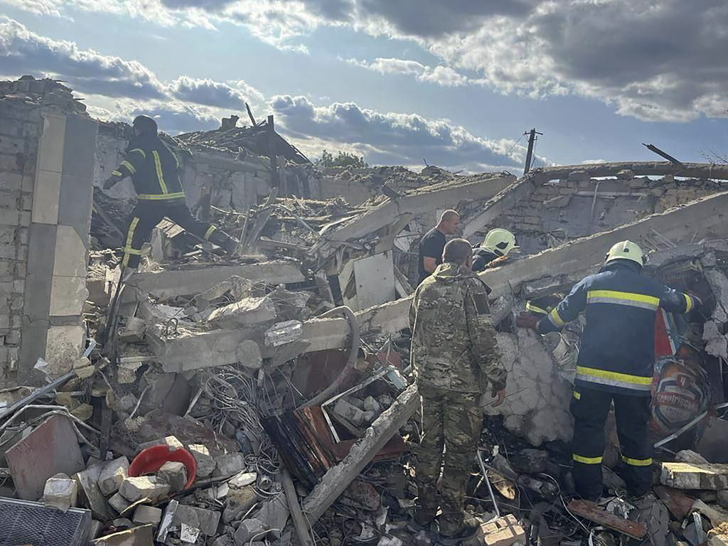 48 души са загинали при руски удар по хранителен магазин