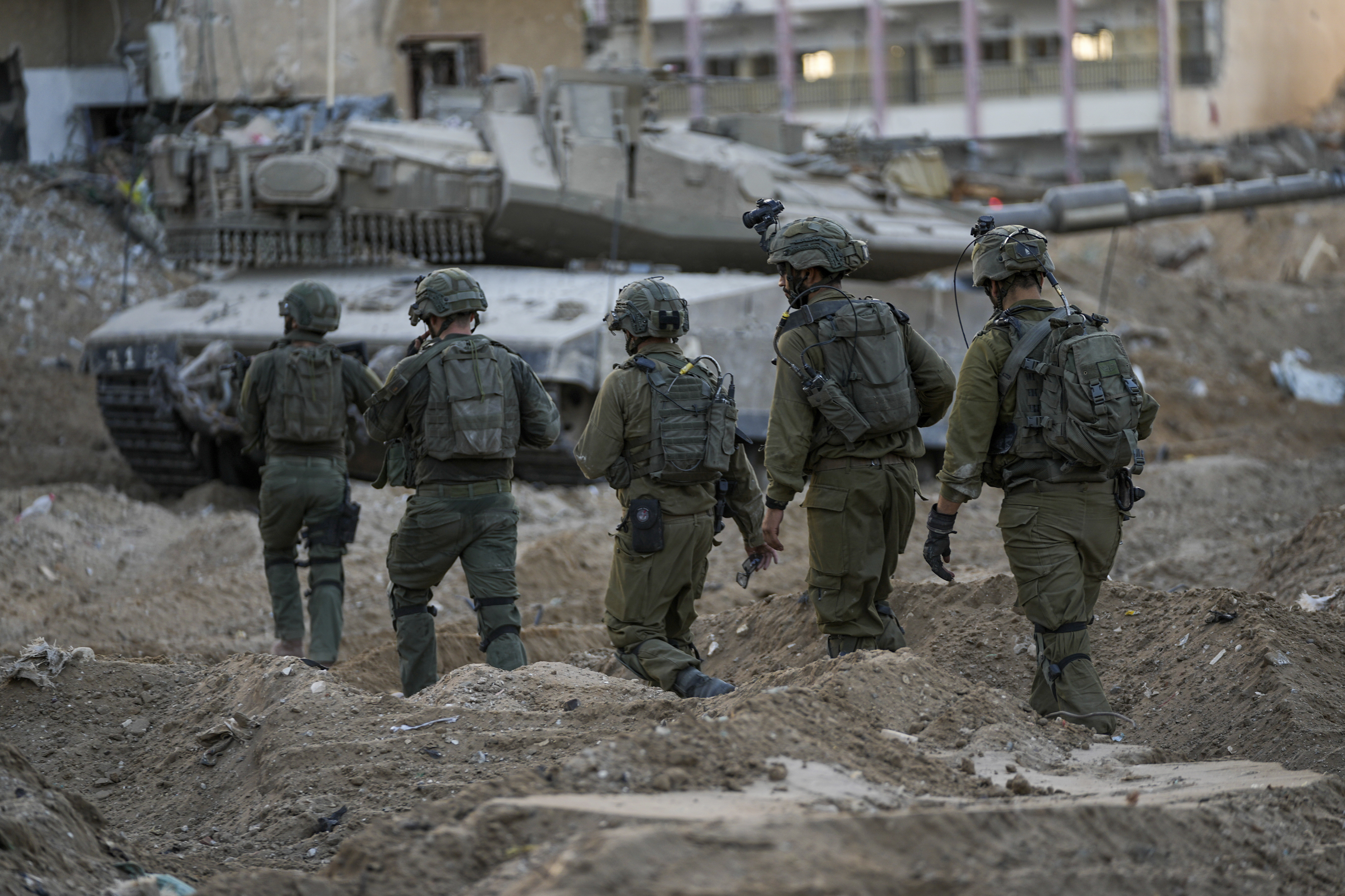 Израелската армия показа как взривява тунелна мрежа на Хамас в