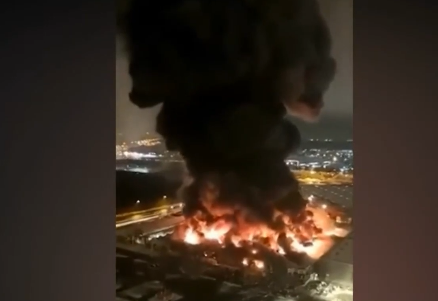 Голям пожар избухна в търговски център в Москва. Последваха и серия