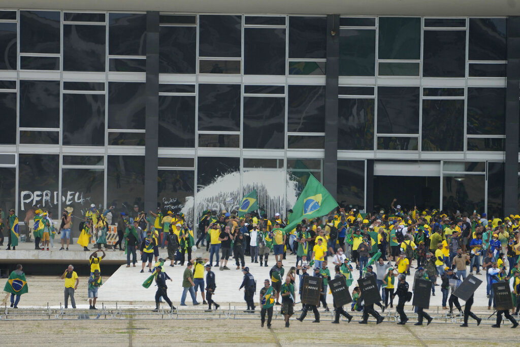 Привърженици на бившия президент на Бразилия Жаир Болсонаро нахлуха в