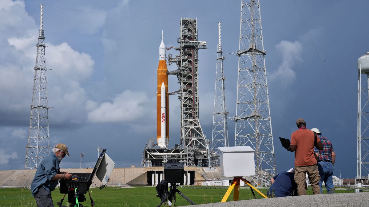 НАСА отложи отново старта на новата си свръхтежка ракета и нейната
