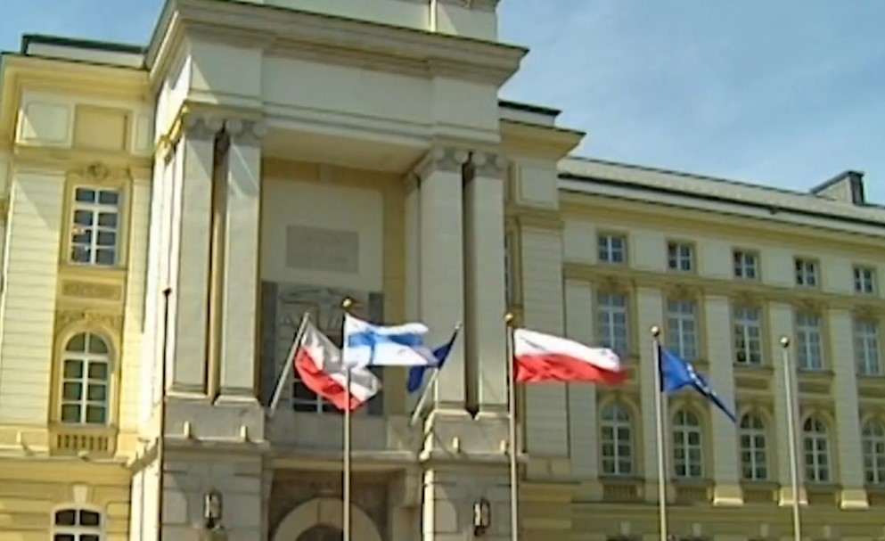 Полската полиция арестува двама депутати, осъдени за злоупотреба с власт,