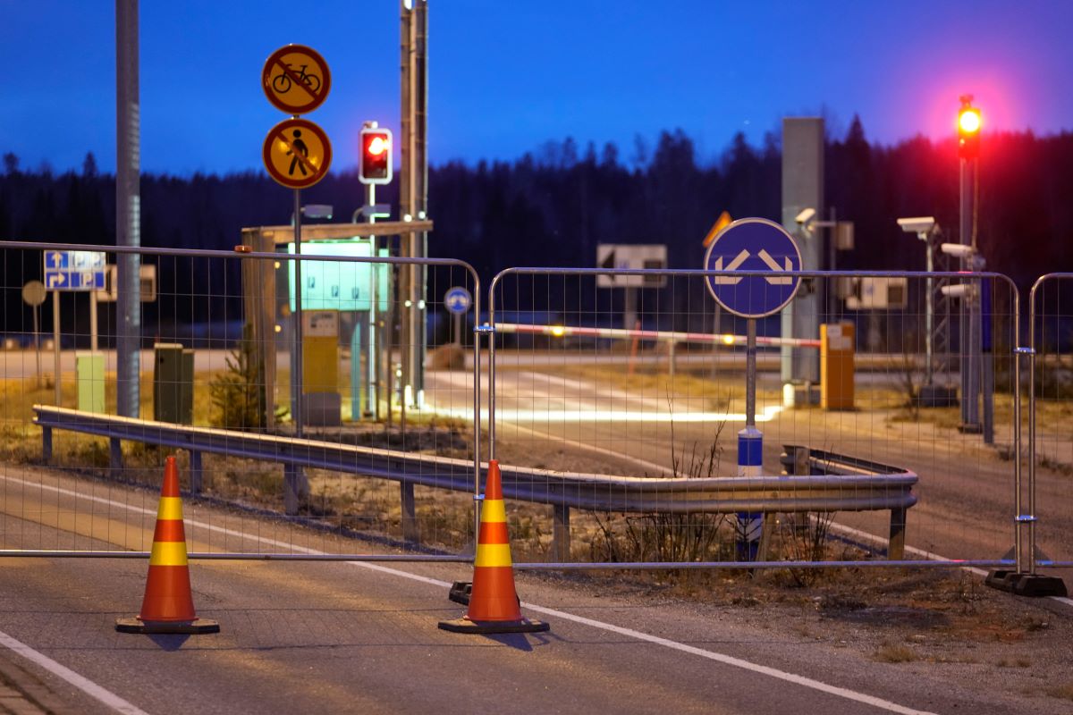 Финландия затвори четири пропускателни пункта на границата си с Русия.
Финландските