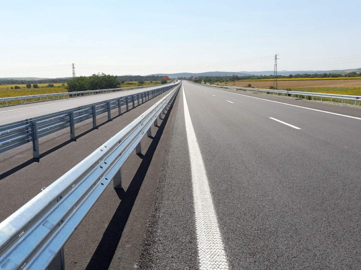 Настилката на магистралите  Тракия  и Хемус  е некачествена и много скоро ще се нуждае от ремонт Това доказва съвместна проверка