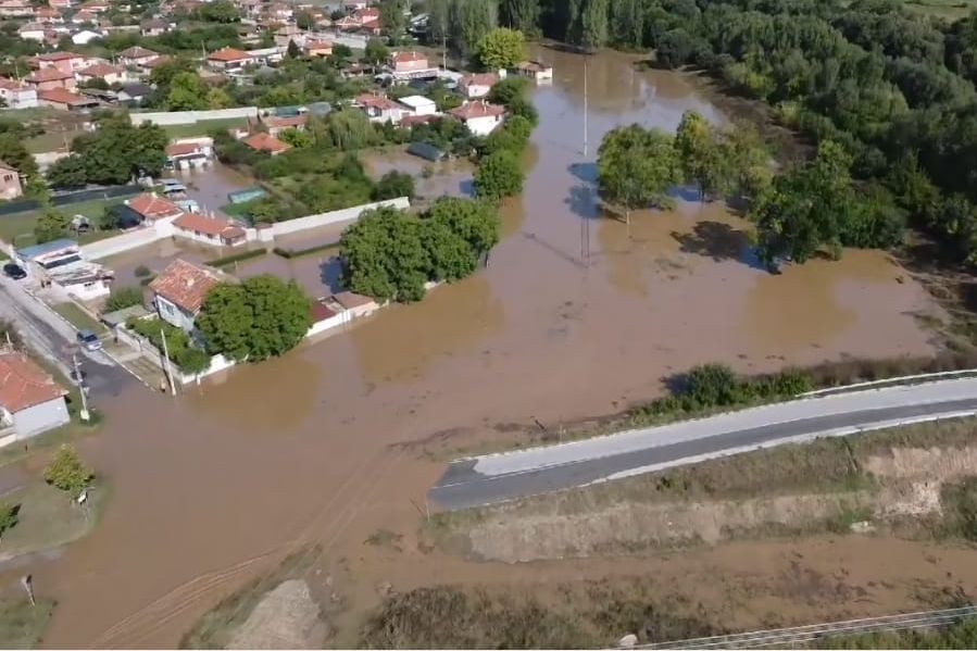 Жителите на едно от най засегнатите села от наводнението в Карловско