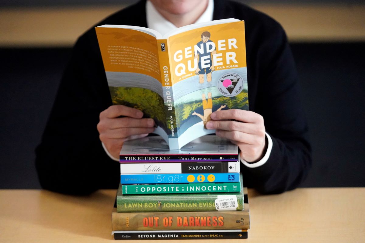 Снимка: Непозволена литература: Книги с LGBTQ тематика може да бъдат забранени в някои части на САЩ