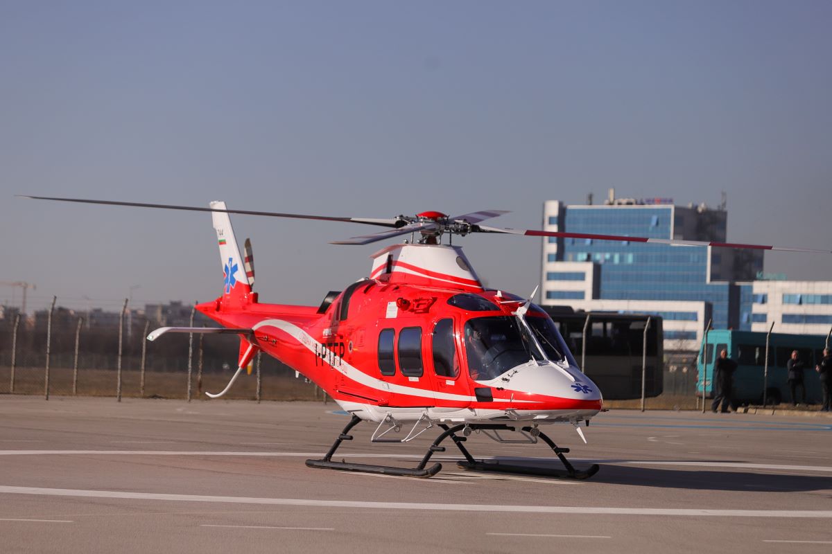 Първият от общо шест хеликоптера за спешна медицинска помощ по