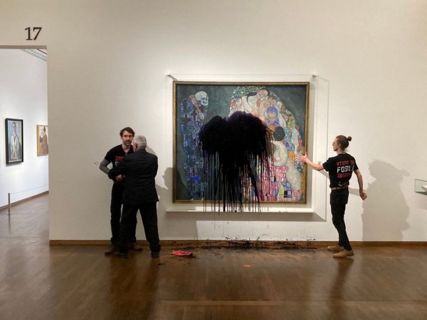 Екоактисти заляха с черна течност шедьовъра на австрийския художник Густав
