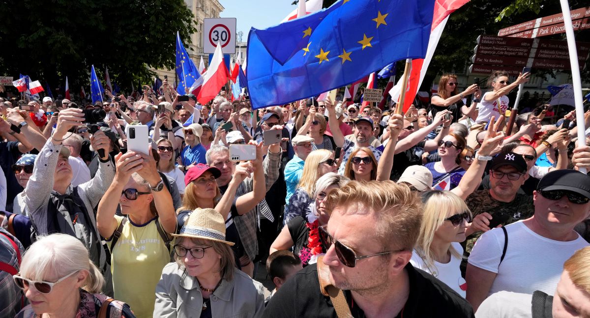 Опозицията в Полша проведе масово шествие срещу политиките на управляващите