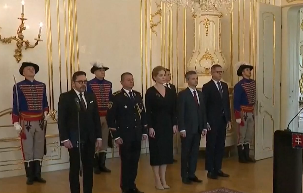 Новото словашко правителство съставено от технократи положи клетва пред президентката