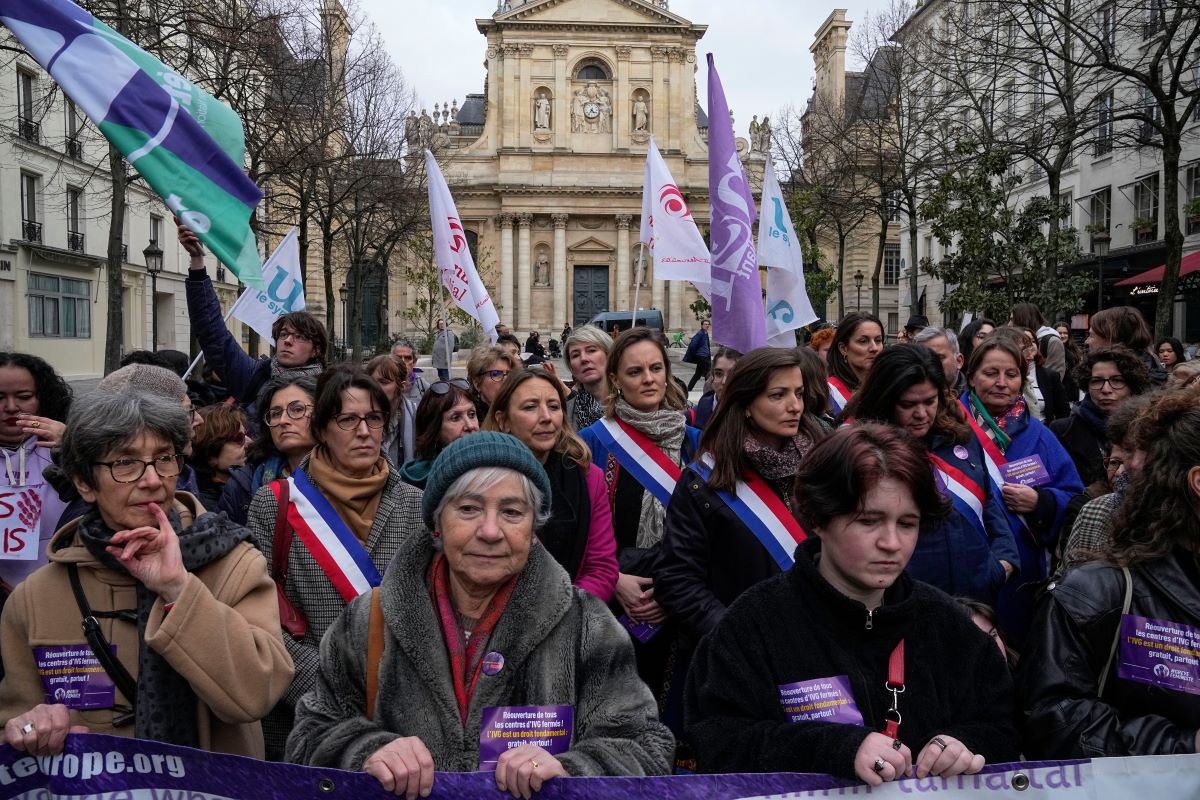 Франция ще направи аборта конституционно право след като Сенатът последва