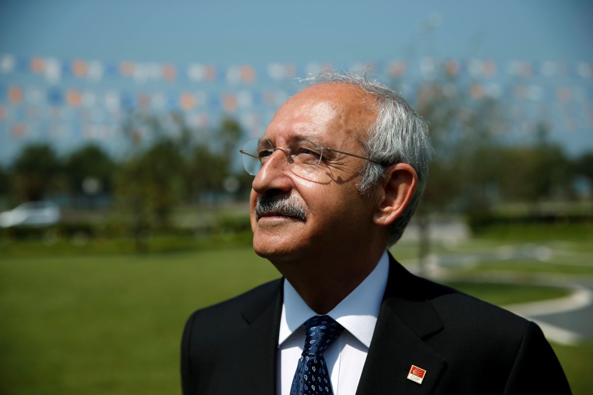 Наричан Турският Ганди 74 годишният Кемал Кълъчдароглу е видимо спокоен харизматичен