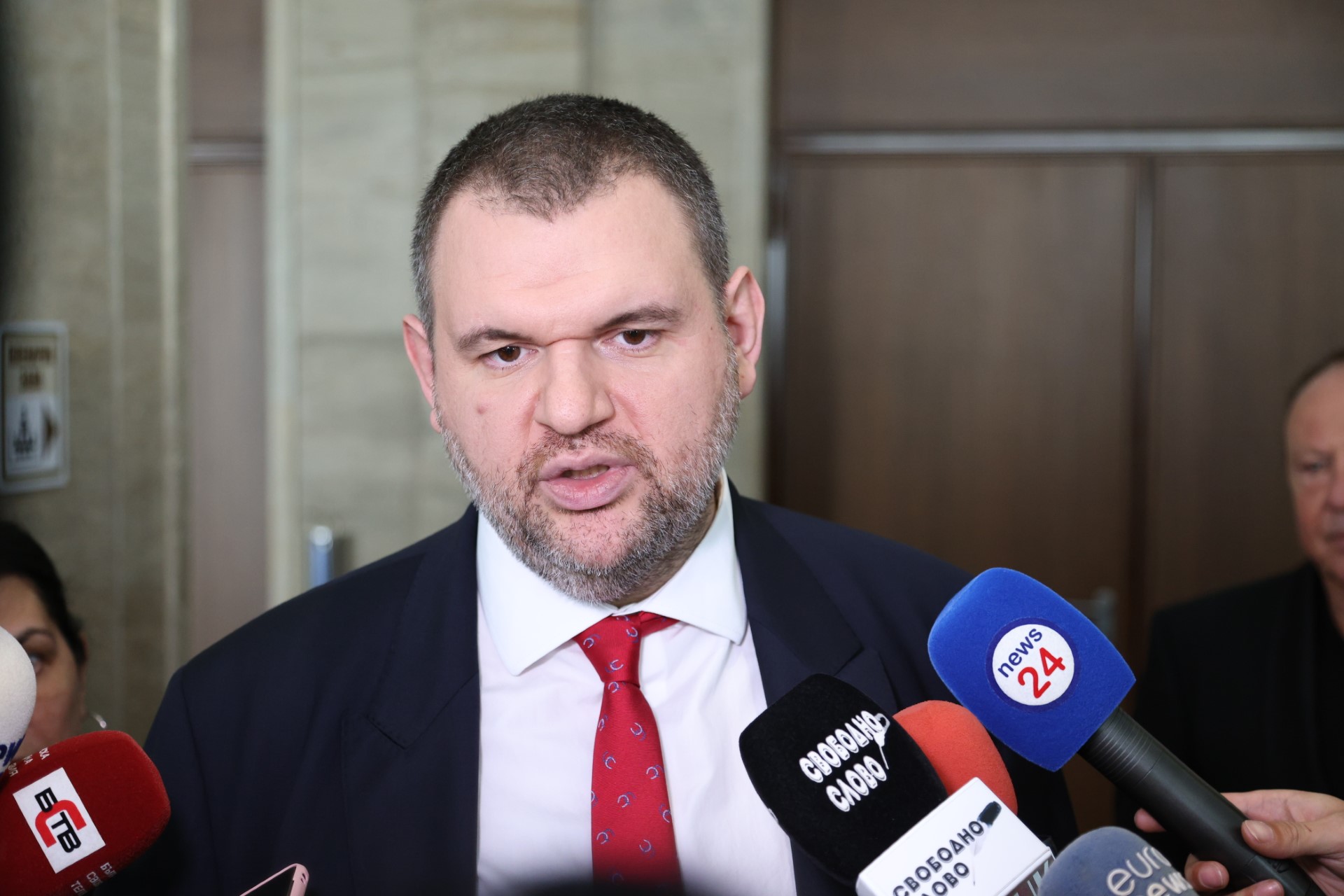 Съпредседателят на ДПС Делян Пеевски призова управляващите да престанат да